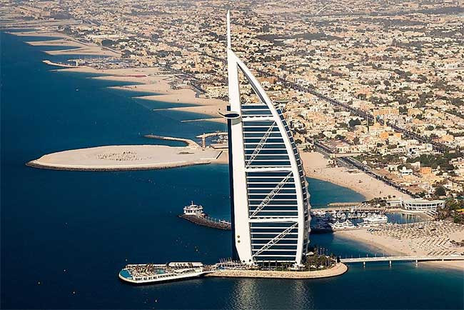 Dubai là thành phố sa mạc nổi tiếng nhất của UAE bởi dân số đông đúc, những tòa nhà chọc trời và mang đến du khách các trải nghiệm xa hoa. Nằm trên bờ biển vịnh Ba Tư, nơi đây hoạt động như một trung tâm giao thông chính và kho sản xuất dầu.