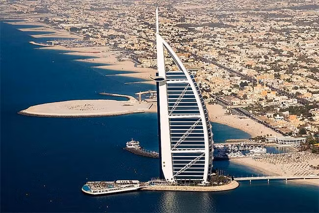 Dubai là thành phố sa mạc nổi tiếng nhất của UAE bởi dân số đông đúc, những tòa nhà chọc trời và mang đến du khách các trải nghiệm xa hoa. Nằm trên bờ biển vịnh Ba Tư, nơi đây hoạt động như một trung tâm giao thông chính và kho sản xuất dầu.