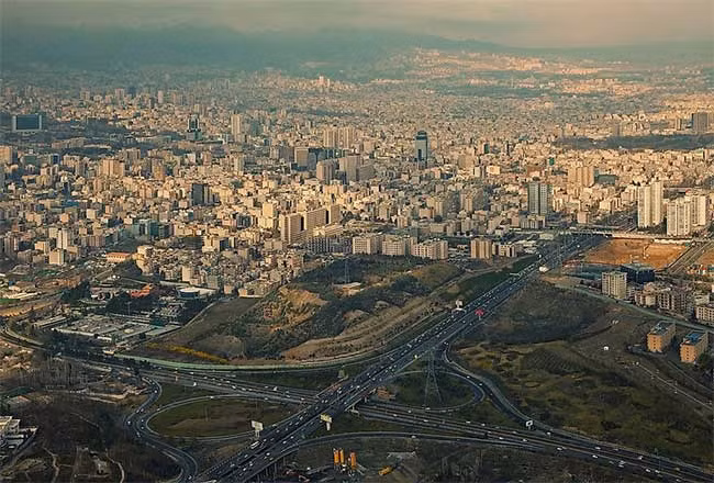 Tehran cũng là thành phố sa mạc Trung Đông phát triển mạnh. Thành phố là thủ đô của Iran với 8,7 triệu người đang sinh sống. Địa điểm du lịch này cũng nổi tiếng với nhiều bộ sưu tập lịch sử bao gồm các hiện vật từ những triều đại trước. Tới đây, du khách có thể được cảm nhận khí hậu đa dạng, từ lạnh, ẩm ướt, ôn hòa đến nóng, khô.