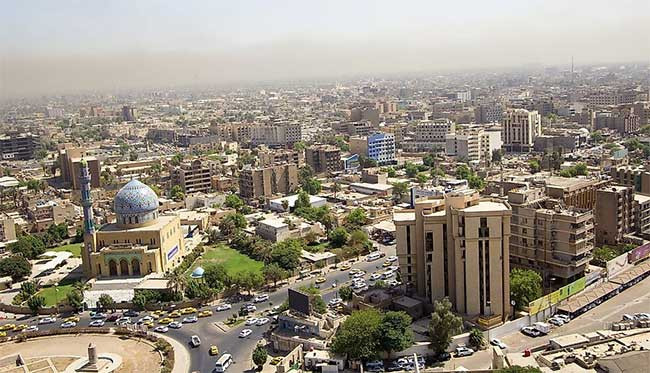 Baghdad, thủ đô của Iraq. Thành phố lâu đời này nằm dọc con sông Tigris, được thành lập vào thế kỷ 8. Nơi đây đóng vai trò là trung tâm văn hóa, thương mại và trí tuệ quan trọng trong thế giới người Hồi giáo. Thành phố này được coi là một địa điểm quan trọng trên con đường tơ lụa nổi tiếng.