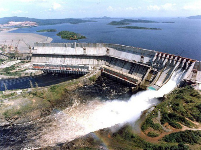 Con đập Guri nằm trên sông Caronni, Venezuela. Con đập này có công suất lên tới 10.300MW và là nơi chứa nguồn nước ngọt lớn nhất của Venezuela.
