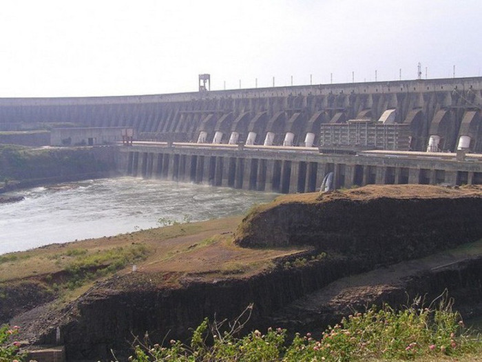 Đập Itaipu đưa vào sử dụng từ năm 1984 và từng đạt kỷ lục thế giới về sản lượng điện năng. Số lượng bê tông để xây con đập này theo ước tính đủ để xây 210 sân vận động và 380 tháp Eiffel. Công suất của đập này lên tới 14.000 MW