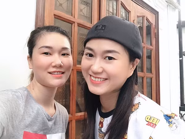 “Mấy bạn ơi. Nay tui được chụp hình với chị Google trong truyền thuyết! Cô ấy mắt 1 mí giống tui luôn nè”, Lâm Vỹ Dạ thích thú chia sẻ. Ảnh: FBNV