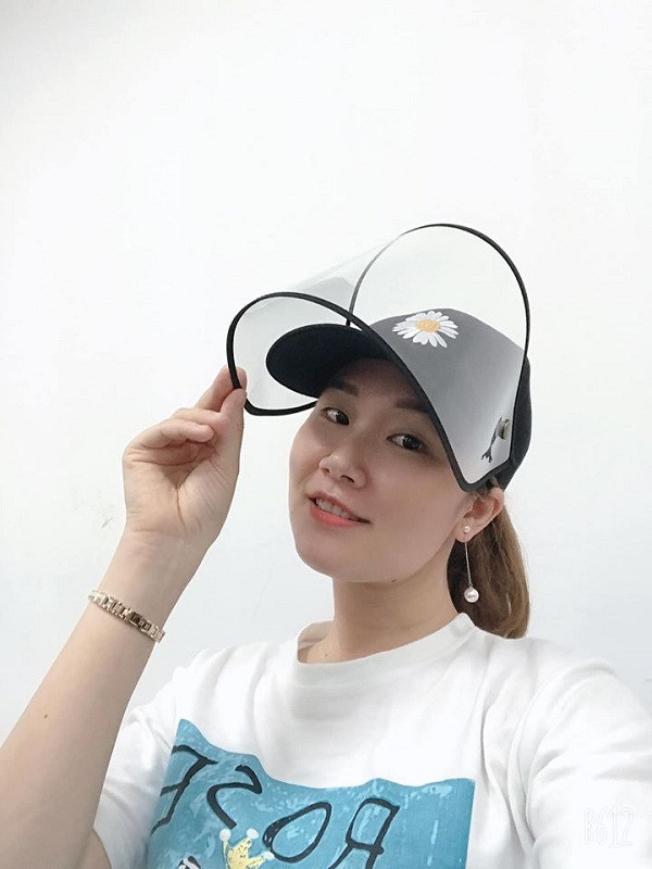 Đôi mắt một mí đặc trưng, khuôn mặt trẻ trung cùng nụ cười tỏa nắng của MC Thi Giang. Ảnh: FBNV