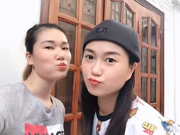 Mới đây, diễn viên hài Lâm Vỹ Dạ đăng tải hình ảnh chụp cùng " chị Google trong truyền thuyết" khiến dân mạng không khỏi bất ngờ. Vậy là sau bao ngày chỉ được nghe giọng, fan của chị Google đã được tận mắt diện kiến chân dung người phụ nữ này. Ảnh: FBNV