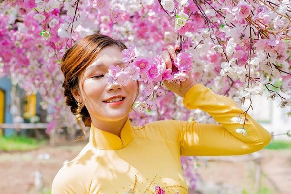 Đây là lần đầu tiên người phụ nữ này xuất hiện trước công chúng sau nhiều ngày chỉ lộ diện "giọng nói ngọt ngào" quen thuộc. Ảnh: FBNV