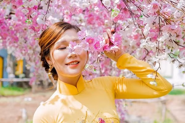 Đây là lần đầu tiên người phụ nữ này xuất hiện trước công chúng sau nhiều ngày chỉ lộ diện "giọng nói ngọt ngào" quen thuộc. Ảnh: FBNV