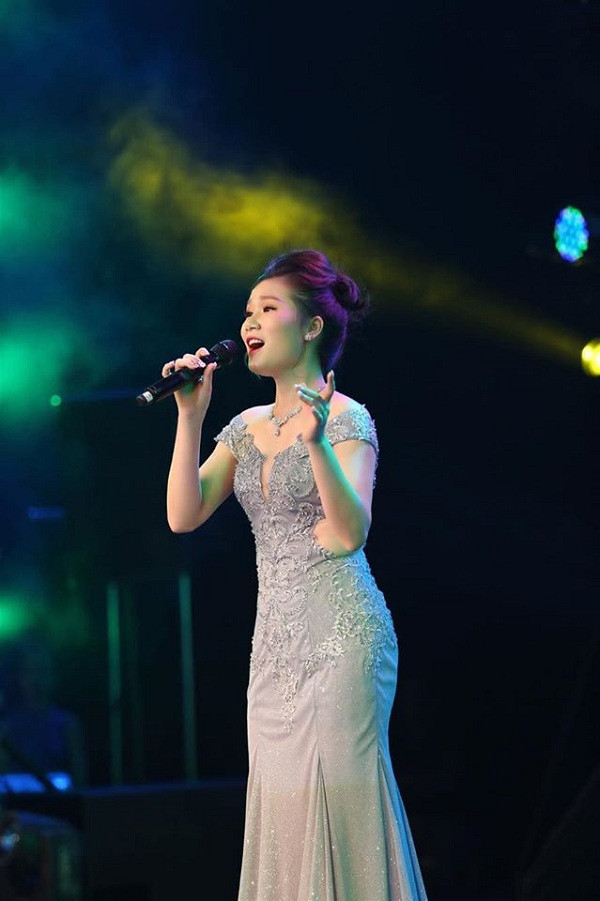 Chị còn thường xuyên tham gia góp giọng trong một số chương trình âm nhạc, văn nghệ của truyền hình. Được biết, trước đó BTV Thi Giang từng theo học thanh nhạc tại Nhạc viện TP HCM. Ảnh: FBNV