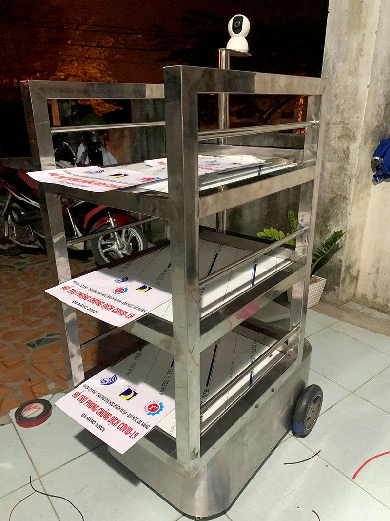 Robot được chế tạo với thiết kế đơn giản, gồm 4 ngăn thoáng có thể đựng đồ ăn, vật dụng y tế. Thiết kế này cũng giúp việc phun khử trùng dễ dàng.