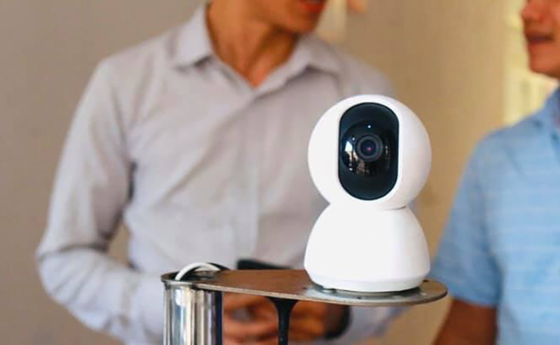 Phía trên robot được gắn Camera, camera này giúp người cách ly có thể trao đổi qua hệ thống mic và loa trên robot mà không cần tiếp xúc trực tiếp với y tá, bác sĩ.