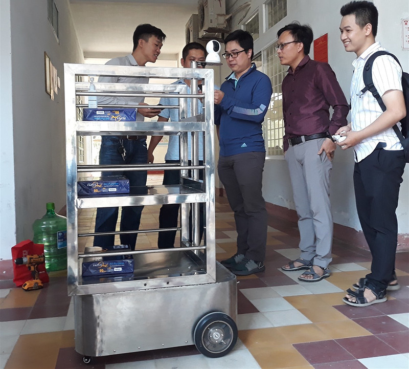 Robot có thể điều khiển bằng điện thoại thông minh, trực quan, thao tác điểu khiển di chuyển thông qua nút điều hướng trên màn hình điện thoại thông minh.