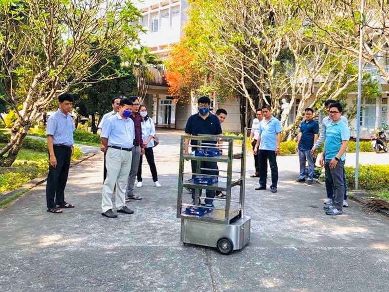 Robot có ưu điểm là dễ điều khiển và di chuyển linh hoạt. Nhờ ưu điểm này mà robot có thể di chuyển giữa các buồng bệnh một cách thuận tiện và dễ dàng.