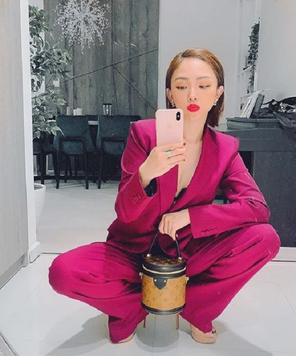 Trước khi lên đời điện thoại, Tóc Tiên thường xuyên khoe ảnh selfie cùng chiếc iPhone XS Max và loạt món đồ hàng hiệu đắt tiền đến từ những nhà mốt nổi tiếng thế giới như Louis Vuiiton, Channel… Cô sử dụng phiên bản điện thoại này một thời gian dài, ốp lưng điện thoại tuy được thay đổi nhiều nhưng cũng khá đơn giản. Ảnh: Instagram NV