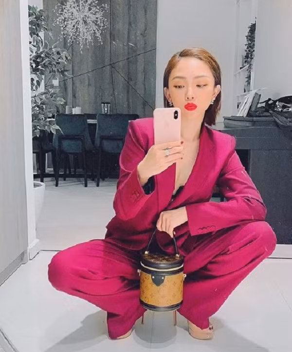 Trước khi lên đời điện thoại, Tóc Tiên thường xuyên khoe ảnh selfie cùng chiếc iPhone XS Max và loạt món đồ hàng hiệu đắt tiền đến từ những nhà mốt nổi tiếng thế giới như Louis Vuiiton, Channel… Cô sử dụng phiên bản điện thoại này một thời gian dài, ốp lưng điện thoại tuy được thay đổi nhiều nhưng cũng khá đơn giản. Ảnh: Instagram NV