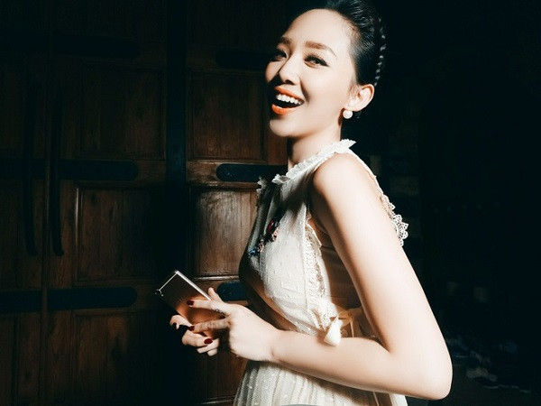 Trước đó, vào thời gian làm đại sứ thương hiệu cho Oppo, nữ ca sĩ sử dụng Oppo F3 Plus màu vàng hồng thời thượng – một trong những phiên bản điện thoại hot nhất thời điểm đó. Ảnh: oppo