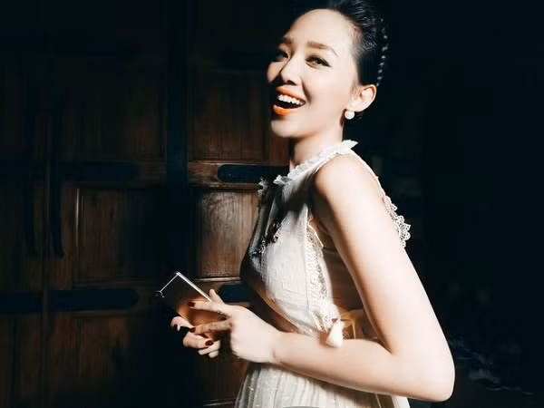 Trước đó, vào thời gian làm đại sứ thương hiệu cho Oppo, nữ ca sĩ sử dụng Oppo F3 Plus màu vàng hồng thời thượng – một trong những phiên bản điện thoại hot nhất thời điểm đó. Ảnh: oppo