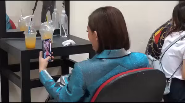 Cũng như nhiều người nổi tiếng khác, Tóc Tiên có đam mê selfie sống ảo bất tận. Bằng chứng là nữ ca sĩ tài năng rất chăm cập nhật ảnh selfie trên story Instagram, cô nàng cũng từng bị fans chộp được khoảnh khắc mất tới hơn một phút để chụp được bức ảnh tự sướng ưng ý. Ảnh: saostar