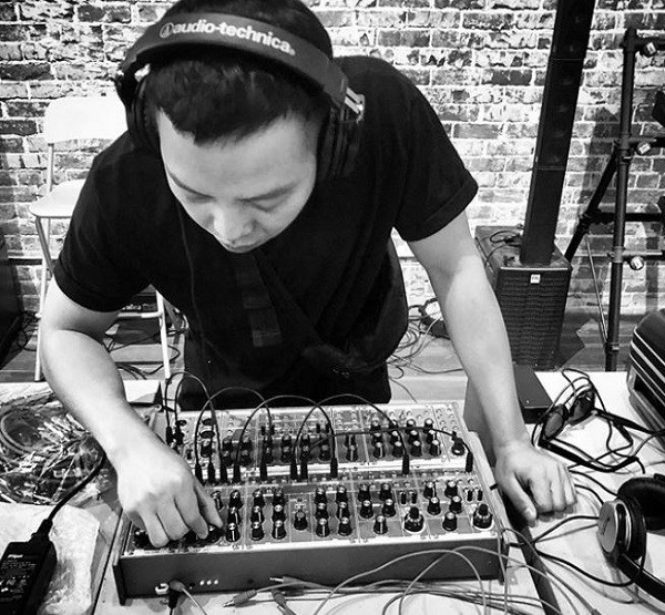 Thường xuyên phải làm việc trong phòng thu để cho ra đời những bản mix ấn tượng nhất, Hoàng Touliver lựa chọn sử dụng tai nghe Audio-technica với thiết kế trẻ trung năng động - một trong những mẫu headphone Nhật Bản nhận được sự quan tâm đông đảo fan công nghệ. Ảnh: Instagram NV Video: Hoàng Touliver và Tóc Tiên kết hôn ngày 20/2? - Nguồn: VTC