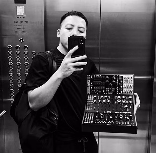 Trái ngược với bạn gái, Hoàng Touliver có vẻ “kín tiếng” hơn trên mạng xã hội, ít khi chia sẻ những món đồ công nghệ, tất cả bức ảnh được anh đăng tải đều có chung đặc điểm là tone màu đen trắng. Ảnh: Instagram NV