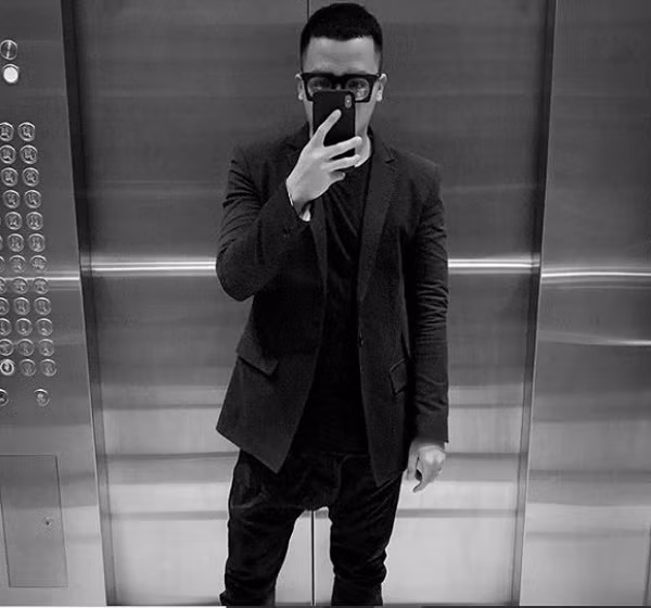 Bức ảnh hiếm hoi của Hoàng Touliver cho thấy anh đang sử dụng điện thoại iPhone XS Max. Ảnh: Instagram NV