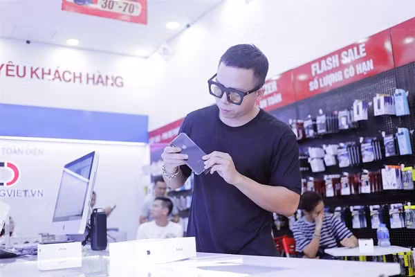 Nhà sản xuất âm nhạc nổi tiếng là một trong số những người sở hữu iPhone XS Max sớm nhất vào thời điểm phiên bản điện thoại này ra mắt vào năm 2018. Ảnh: didongviet