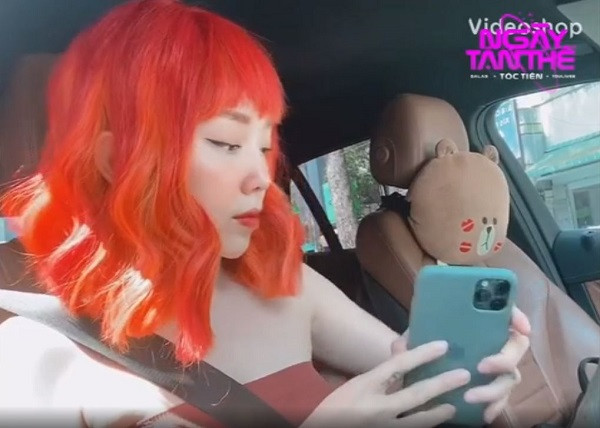 Trong video ngắn được giọng ca “Ngày mai” chia sẻ trên mạng xã hội cách đây không lâu, có thể thấy cô nàng đã cập nhật phiên bản điện thoại iPhone mới nhất của Apple. Tóc Tiên trong màu tóc đỏ nổi bật, vừa trên xe vừa sử dụng chiếc iPhone 11 Pro Max với ốp lưng màu xanh rêu đặc trưng mở bản teaser ca khúc “Ngày tận thế”. Ảnh: Instagram NV