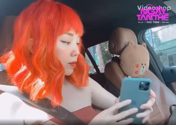 Trong video ngắn được giọng ca “Ngày mai” chia sẻ trên mạng xã hội cách đây không lâu, có thể thấy cô nàng đã cập nhật phiên bản điện thoại iPhone mới nhất của Apple. Tóc Tiên trong màu tóc đỏ nổi bật, vừa trên xe vừa sử dụng chiếc iPhone 11 Pro Max với ốp lưng màu xanh rêu đặc trưng mở bản teaser ca khúc “Ngày tận thế”. Ảnh: Instagram NV