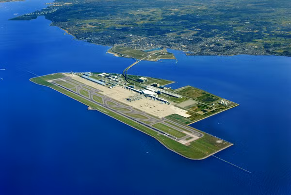 Sân bay quốc tế Chubu Centrair gần thành phố Nagoya và sân bay Kansai – đều được xây dựng trên đảo nhân tạo. Hoặc tại thủ đô Tokyo, nơi vấn đề thiếu đất đang rất nghiêm trọng thì đã có thêm khoảng 249km vuông đất “mọc” ra tại vịnh Tokyo.