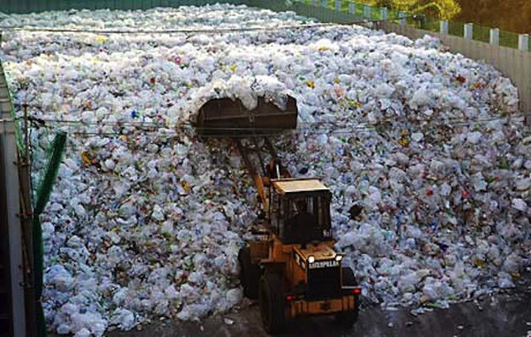 Về cơ bản, rác giấy hoặc bìa carton, các loại rác thủy tinh... được xử lý tương tự các nước khác, nhưng nhựa PET thì khác. Theo đó, những chai làm bằng nhựa PET sau khi được người dân phân loại cẩn thận sẽ được nung chảy ở nhiệt độ cao, sau đó xử lý để tạo thành các chai PET mới.