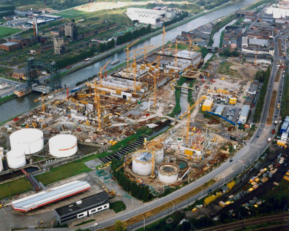 Bỉ có 2 quy trình quản lý rác thải cực kỳ tiên tiến: Ecolizer và Sự kiện xanh. Ecolizer là hệ thống trên web để quản trị việc sản xuất, đảm bảo lượng rác thải thấp và sạch. Hệ thống tính toán quá trình sản xuất, vận chuyển, tiêu dùng, năng lượng và xử lý chất thải, giúp các nhà sản xuất có thể đánh giá được tác động môi trường mà sản phẩm của họ sẽ gây ra.