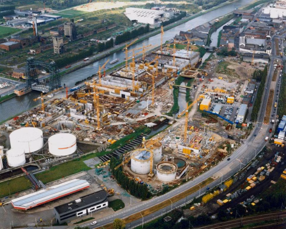 Bỉ có 2 quy trình quản lý rác thải cực kỳ tiên tiến: Ecolizer và Sự kiện xanh. Ecolizer là hệ thống trên web để quản trị việc sản xuất, đảm bảo lượng rác thải thấp và sạch. Hệ thống tính toán quá trình sản xuất, vận chuyển, tiêu dùng, năng lượng và xử lý chất thải, giúp các nhà sản xuất có thể đánh giá được tác động môi trường mà sản phẩm của họ sẽ gây ra.