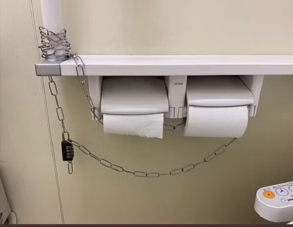 Tại một số nơi, giấy vệ sinh “cháy hàng” hơn cả lương thực, khan hiếm đến mức người ta tranh giành nhau để sở hữu, hay bất chấp đánh cắp ở các siêu thị, nhà vệ sinh công cộng. Vậy, lý do người dân đổ xô đi mua giấy vệ sinh là gì?