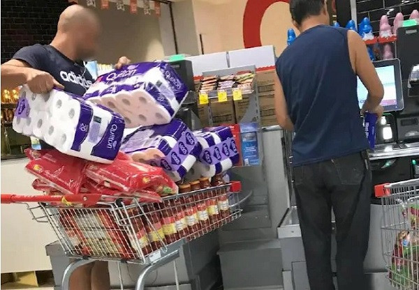 Tuy nhiên, không thể phủ nhận tác dụng của giấy vệ sinh hay giấy nói chung trong cuộc sống thường ngày. Tại một số quốc gia, giấy vệ sinh còn được sử dụng “đa năng” như giấy lau tay, giấy lau một số vết bẩn nhỏ và nhiều công dụng khác.