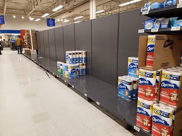 Tuy nhiên, thực tế thì giấy vệ sinh không hề có tác dụng nào liên quan đến Covid-19. Và người dân đổ xô đi sắm giấy vệ sinh chỉ vì “hiệu ứng đám đông”.