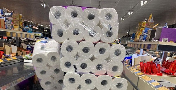 Trong khi các kệ giấy vệ sinh trong siêu thị thường chiếm diện tích lớn, lập tức người mua đang bị rối trí bởi những dãy hàng hóa chật kín bỗng bị thu hút sự chú ý.