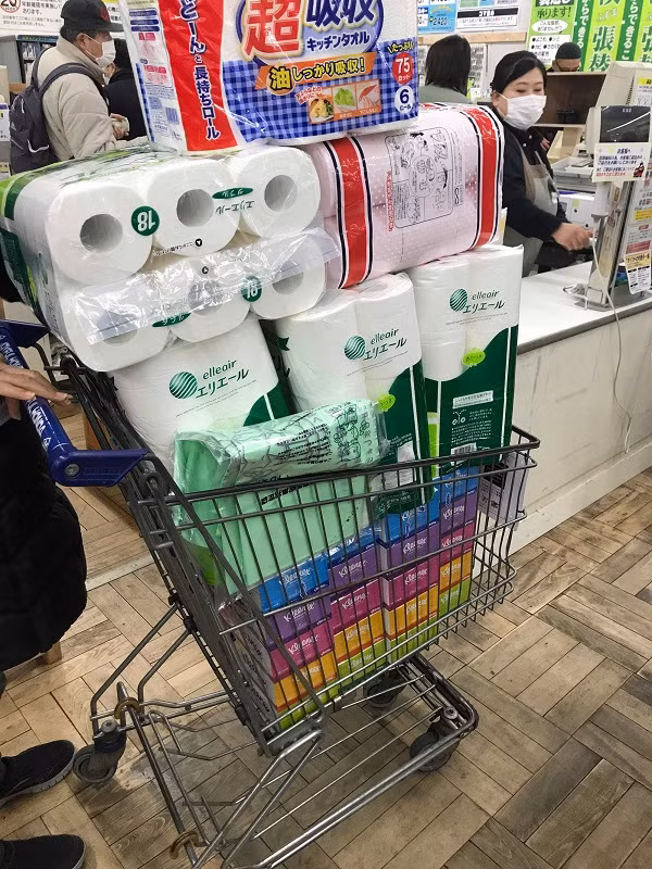 Các chuyên gia tâm lý giải thích, khi dịch bệnh lan rộng, tâm lý người dân trở nên hoang mang. Người ta đi mua sắm đề phòng dịch lan rộng, những món phục vụ cho nhu cầu cơ bản như ăn uống, mặc và vệ sinh cá nhân sẽ được đặt lên đầu tiên.