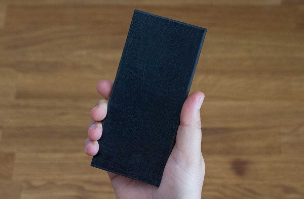 NoPhone Zero thực chất chỉ là một hình chữ nhật bằng nhựa màu đen, được ra đời với chức năng cai nghiện điện thoại thông minh. Tuy nhiên, đúng như dự đoán của nhiều người, sản phẩm này hoàn toàn vô dụng và thất bại trong việc giúp người dùng cai nghiện smartphone.