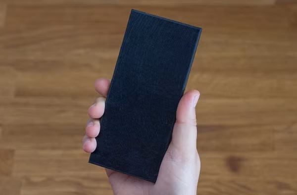 NoPhone Zero thực chất chỉ là một hình chữ nhật bằng nhựa màu đen, được ra đời với chức năng cai nghiện điện thoại thông minh. Tuy nhiên, đúng như dự đoán của nhiều người, sản phẩm này hoàn toàn vô dụng và thất bại trong việc giúp người dùng cai nghiện smartphone.