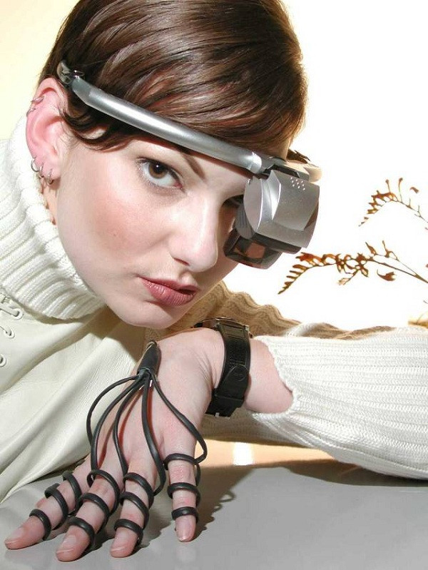 Xybernaut Poma là chiếc máy tính theo kiểu...đeo tay ra đời đầu năm 2002 và cuối cùng trở thành một “thảm họa”. Sản phẩm này chạy hệ thống Windows CE, gồm có bàn phím, bộ nhớ, màn hình và các phụ kiện khác với tổng giá thành lên tới 1500 USD.