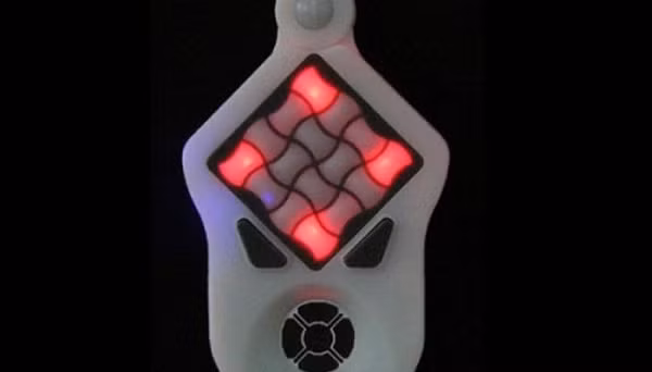 Những chiếc USB đã nhanh chóng tạo nên một cơn sốt lớn kể từ khi xuất hiện, thế nhưng trong đó cũng xuất hiện một vài thành phần khá “vô dụng”, chẳng hạn như USB Ghost Radar. Nó có đèn và loa, phát ra âm thanh khi có người đến gần nhưng chưa ai hiểu mục đích của thiết bị này.