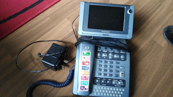 Thiết bị Amstrad E-mailer xây dựng một trình duyệt Web dial-up, cho phép bạn gửi e-mail qua điện thoại cố định. Tuy nhiên việc sử dụng tổng thể phức tạp, khó sử dụng, hoàn toàn kém thuận lợi so với PC khiến cho đây trở thành một trong những sản phẩm công nghệ vô dụng nhất lịch sử.