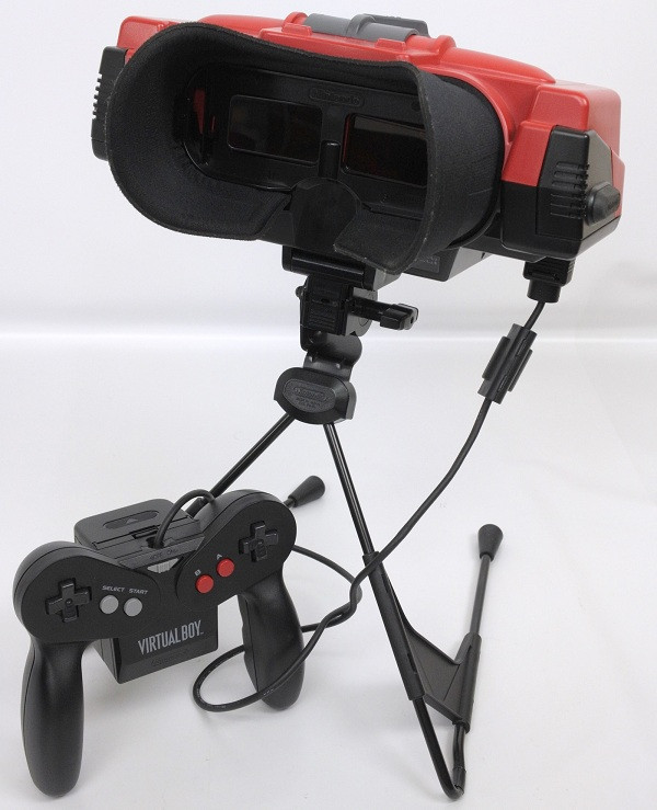 Nintendo Virtual Boy được xem là sản phẩm đời đầu của thiết bị thực tế ảo. Do hạn chế về kỹ thuật, nó chỉ có thể hiển thị hình ảnh màu đen và trắng, trò chơi Nintendo và thậm chí khuyến khích người dùng nên “nghỉ ngơi” sau 15 phút sử dụng.