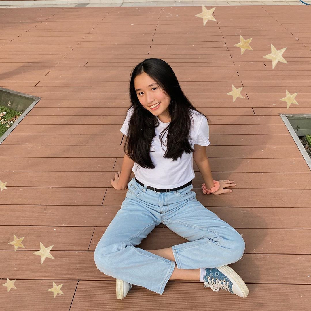 Nữ Youtuber nhỏ tuổi này sinh năm 2005. Dù mới chỉ 15 tuổi, nhưng Jenny Huynh thu hút người xem bởi sự thông minh, hoạt bát và cực kì tự tin trước ống kính. Những video đăng trên kênh youtube của cô bé cũng không có gì quá cầu kì, hầu hết đều là những vlog xoay quanh cuộc sống của cô bạn như đi học, đi chơi, đi ăn vặt sau giờ học, đi sang Mỹ cùng anh trai…