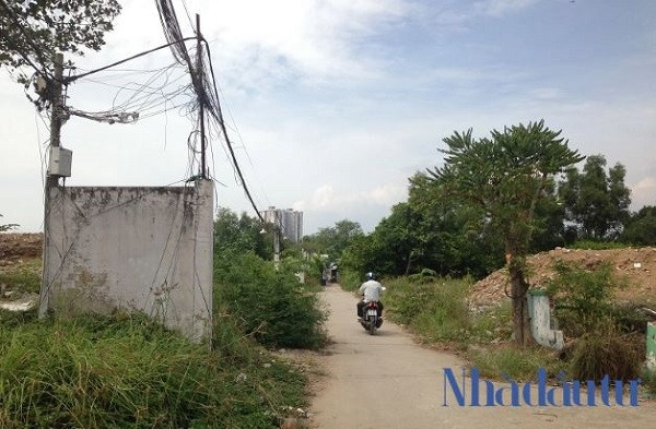 Một số hộ dân tại đây đã được dời đi để giải tỏa mặt bằng sau khi được đền bù. Tuy nhiên, một số khác ở vẫn còn cố thủ chưa chịu di dời vì không chịu hiểu, nghe về giá đền bù, khiến dự án đã hơn 10 năm nhưng công ty vẫn chưa thể giải phóng mặt bằng xong, trong khi giá đất ngày càng tăng. Ảnh: Chu Ký