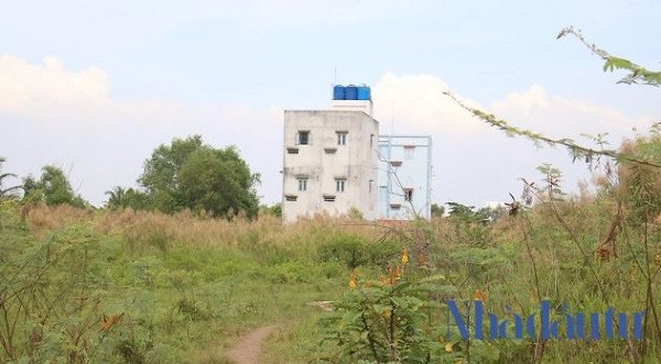 Thậm chí ngay gần phía những hộ dân chưa di dời, có một ngôi nhà trọ mới được xây dựng cách đây không lâu, cho dù biết là khu đất đang được giải tỏa. Ảnh: Chu Ký.