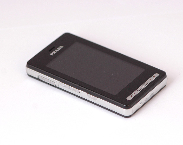 LG tự hào là nhà sản xuất di động đầu tiên xuất xưởng một thiết bị điện thoại với màn hình cảm ứng điện dung. Tuy nhiên, đó là tất cả những gì người ta nhớ về LG Prada. Năm 2007, khi đánh giá chiếc LG Prada, trang công nghệ CNET đã phải dùng đến những từ như "đẹp, đắt và bất tiện".