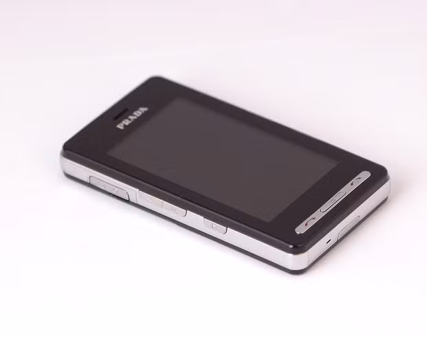 LG tự hào là nhà sản xuất di động đầu tiên xuất xưởng một thiết bị điện thoại với màn hình cảm ứng điện dung. Tuy nhiên, đó là tất cả những gì người ta nhớ về LG Prada. Năm 2007, khi đánh giá chiếc LG Prada, trang công nghệ CNET đã phải dùng đến những từ như "đẹp, đắt và bất tiện".