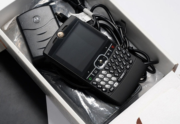 Ra mắt cùng năm với iPhone, Motorola Q (2007) là mẫu máy sử dụng hệ điều hành Windows Phone. Motorola Q được xem là điện thoại với bàn phím QWERTY đầu tiên chạm ngưỡng doanh số 1 triệu máy.