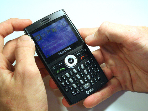 Những chiếc smartphone đầu tiên của Samsung trông... không hề liên quan với những sản phẩm hiện nay của hãng. Ở thời điểm ra mắt, Samsung BlackJack là chiếc smartphone có bàn phím QWERTY vật lý, đầy đủ mỏng nhất trên thế giới.