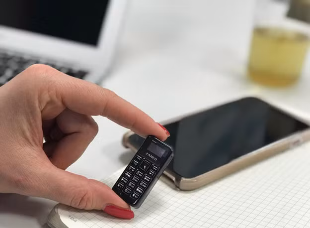 Mặc dù có kích thước 46,7 x 21 x 12mm, trọng lượng vỏn vẹn 13 g nhưng Zanco Tiny T1 vẫn được trang bị màn hình OLED, hỗ trợ Bluetooth cùng bộ nhớ trong cực khủng lên đến 32 GB. Với việc trang bị viên pin có dung lượng 200 mAh, điện thoại Zanco Tiny T1 cho thời lượng đàm thoại 180 phút và thời lượng chờ là 3 ngày. Vì là dòng điện thoại dùng để sơ cua nên thiết bị chỉ tích hợp khe sim 2G, hỗ trợ lưu tối đa 300 danh bạ, hiểu thị 50 tin nhắn và 50 cuộc gọi gần nhất.